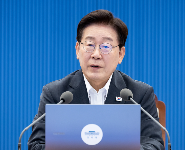 이재명 대통령이 13일 청와대에서 열린 수석보좌관회의에서 발언하고 있다. [연합뉴스]