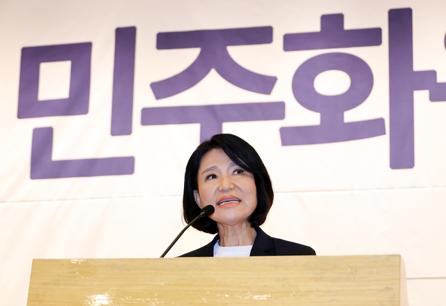 국민의힘 이진숙 의원이 13일 국회도서관 대강당에서 주최한 '5.18 민주화운동의 재조명 국회공개포럼'에서 인사말을 하고 있다. [연합뉴스]
