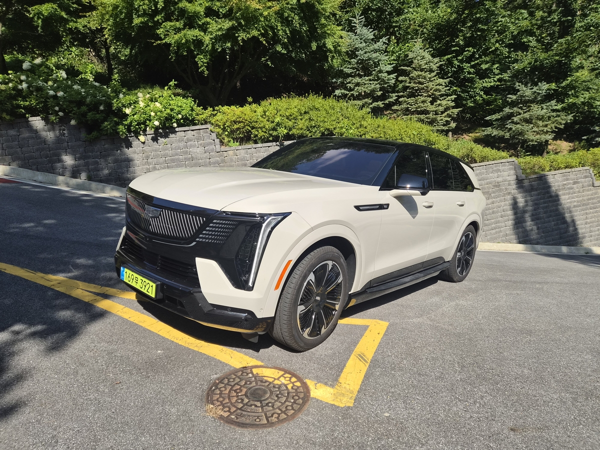 [돈+Cars] 손 떼고 달리는 4.2톤 거구…에스컬레이드 IQ 타보니