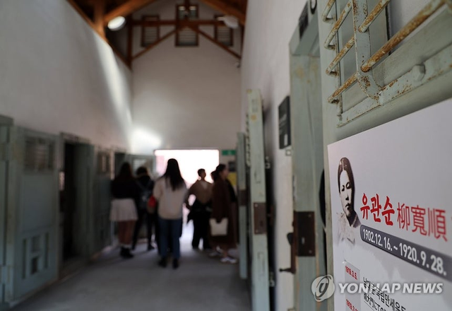 지난 2월 27일 시민들이 3·1절을 앞두고 서울 서대문형무소역사관을 찾아 여옥사를 둘러보고 있다. 연합뉴스