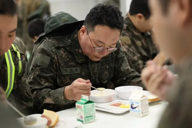개혁신당 천하람 원내대표가 지난 12일 논산 육군훈련소에서 훈련을 마친 뒤 식사하고 있다. 천 원내대표는 현역 국회의원으로는 처음으로 논산 육군훈련소에 훈련병으로 입소해 2박 3일간 신병 교육을 받았다.  [논산=연합뉴스]