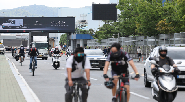 12일 울산 북구 현대차 울산공장 명촌정문에서 오전조 근무자들이 4시간 부분파업으로 일찍 퇴근하고 있다. 연합뉴스