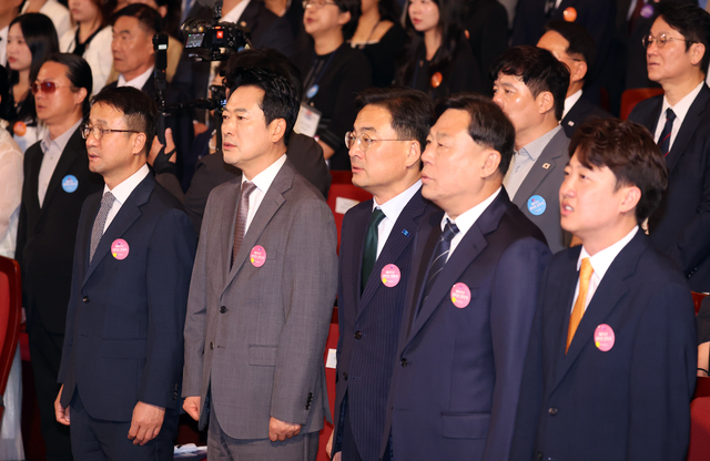 15일 서울 종로구 세종문화회관에서 이재명 대통령이 참석한 가운데 열린 제81주년 광복절 경축식에서 정당 대표들이 애국가를 제창하고 있다. 왼쪽부터 더불어민주당 한병도 당대표 직무대행, 국민의힘 장동혁 대표, 조국혁신당 신장식 대표, 진보당 김종훈 대표, 개혁신당 이준석 대표. 연합뉴스