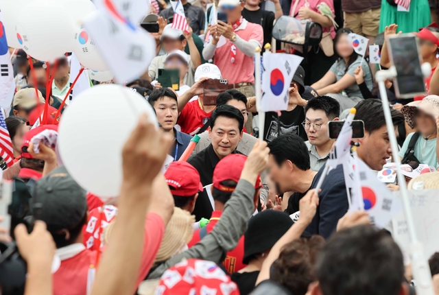 6·3지방선거 투표용지 부족 사태로 촉발된 잠실 개표소 봉쇄 시위가 이어진 17일 국민의힘 장동혁 대표가 서울 송파구 올림픽공원 핸드볼경기장 앞으로 이동하고 있다. 연합뉴스