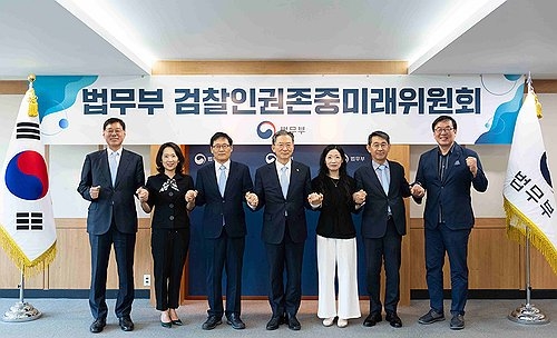 정성호 법무부 장관(가운데)이 10일 정부과천청사 법무부에서 열린 검찰인권존중미래위원회 발족식에 참석해 위촉된 위원들과 기념촬영을 하고 있다. 연합뉴스