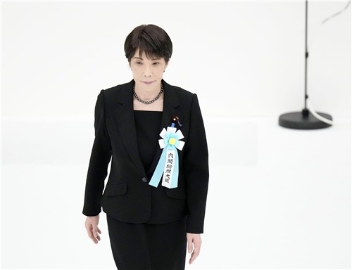 다카이치 사나에 일본 총리가 일본 패전일인 15일 전몰자 추도식에 참석했다. 그는 야스쿠니 신사에는 참배하지 않았지만, 전몰자 추도사에서 과거 일제 피해에 대한 반성을 언급하지 않은 채 다소 우경화된 언행을 보였다. 연합뉴스