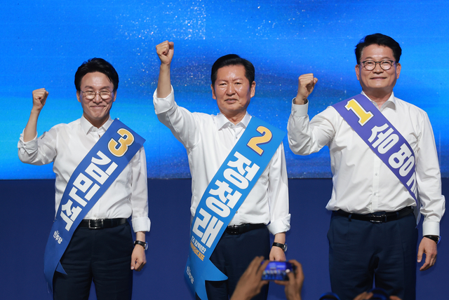 김민석·정청래·송영길(왼쪽부터) 더불어민주당 대표 후보가 15일 전남광주 나주시 나주종합스포츠파크 다목적체육관에서 열린 민주당 대표·최고위원 전남광주 합동연설회에 참석해 기념 촬영하고 있다.