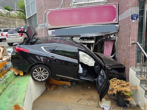 부산 북구 덕천동 자동차 사고. 부산소방재난본부 제공. 연합뉴스