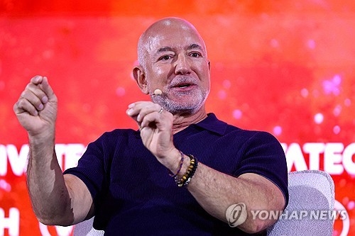 아마존 창업자 베이조스, EPL 리버풀 지분 1/3 인수…이사회에는 불참