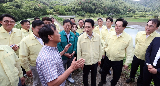 장동혁 국민의힘 대표가 14일 오전 경남 밀양시 무안면 웅동저수지를 방문, 가뭄 피해 농민의 애로사항을 경청하고 있다. 연합뉴스