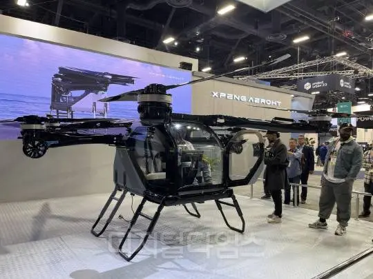2025년 1월 미국 라스베이거스에서 열린 CES 2025 라스베이거스 컨벤션센터(LVCC) 노스홀 샤오펑 에어로트 부스에 전시된 ‘모듈형 플라잉카’ 공중 모듈. 장우진 기자