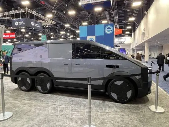 2025년 1월 미국 라스베이거스에서 열린 CES 2025 라스베이거스 컨벤션센터(LVCC) 노스홀 샤오펑 에어로트 부스에 전시된 ‘모듈형 플라잉카’ 지상 모듈. 장우진 기자
