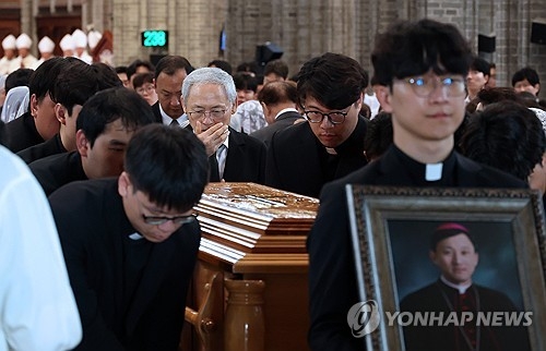 천주교 서울대교구 고 유경촌 주교 장례미사가 지난 2025년 8월 18일 서울 중구 명동대성당에서 엄수되고 있다. [연합뉴스]