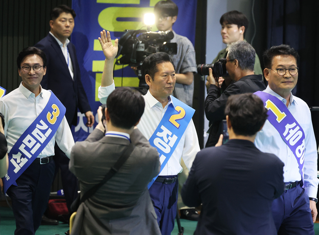 김민석 더불어민주당 당대표 후보(왼쪽부터)와 정청래 후보, 송영길 후보가 16일 경기도 순회연설에서 인사하고 있다. [연합뉴스]