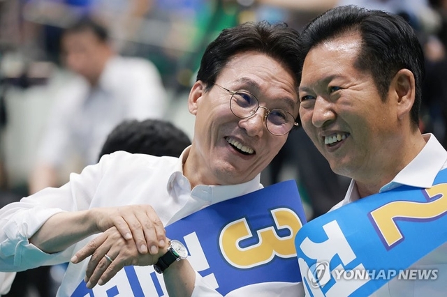 더불어민주당 김민석·정청래 당 대표 후보가 지난 15일 전북 익산시 원광대학교 문화체육관에서 열린 민주당 대표·최고위원 후보자 전북 합동연설회에 참석해 대화하고 있다. 연합뉴스