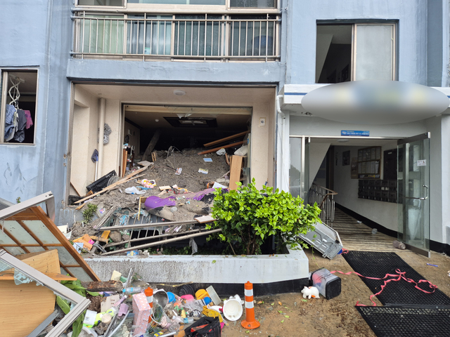 17일 경남 거제시 옥포동 한 아파트에 산사태로 흘러내린 토사가 건물 내부까지 밀려들어 집기와 시설물 등이 파손돼 있다.  [연합뉴스]