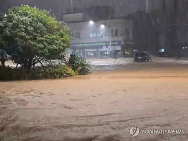 17일 오전 경남 거제시 장평동 일대에 내린 집중호우로 도로가 침수돼 차들이 물에 잠긴 모습. 연합뉴스