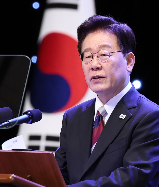 이재명 대통령이 15일 서울 종로구 세종문화회관에서 열린 제81주년 광복절 경축식에서 경축사를 하고 있다. [연합뉴스]