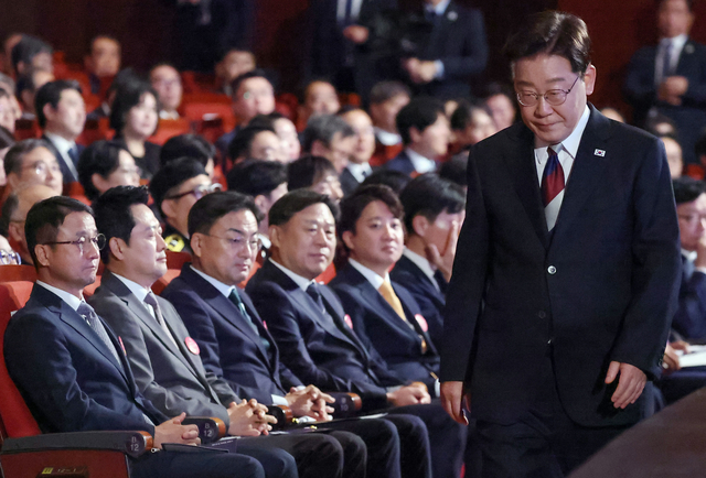 이재명 대통령이 15일 서울 종로구 세종문화회관에서 열린 제81주년 광복절 경축식에서 경축사를 마친 후 자리로 돌아가고 있다. 그 뒤로 왼쪽부터 더불어민주당 한병도 당대표 직무대행, 국민의힘 장동혁 대표, 조국혁신당 신장식 대표, 진보당 김종훈 대표, 개혁신당 이준석 대표. [연합뉴스]
