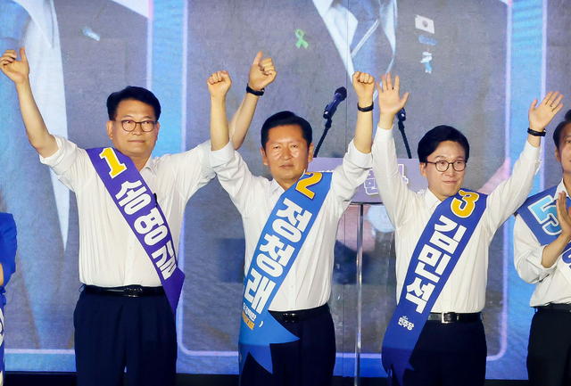 송영길(왼쪽부터), 정청래, 김민석 더불어민주당 당대표 후보가 17일 대전 컨벤션센터에서 열린 제3회 더불어민주당 정기 전국당원대회에서 인사하고 있다. [연합뉴스]