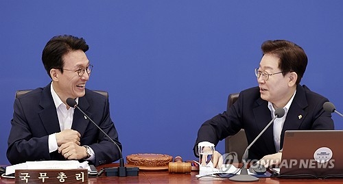 이재명 대통령이 30일 청와대에서 열린 국무회의 겸 비상경제점검회의에서 김민석 총리와 대화하고 있다. 연합뉴스
