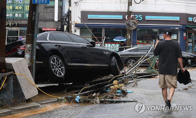 17일 오후 경남 거제시 옥포동 일대 한 승용차가 지난 15일부터 내린 집중 호우로 파손된 모습. 연합뉴스