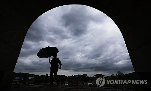 먹구름 가득한 하늘 [연합뉴스]