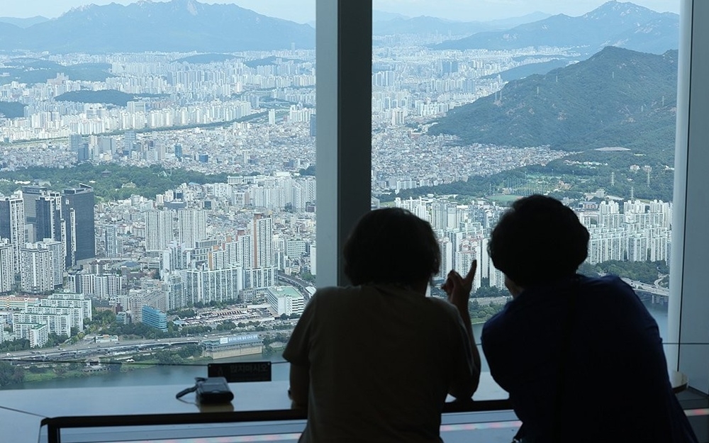공공분양도 6억…간판만 바꾼 반값주택, 서민 주거사다리 될까