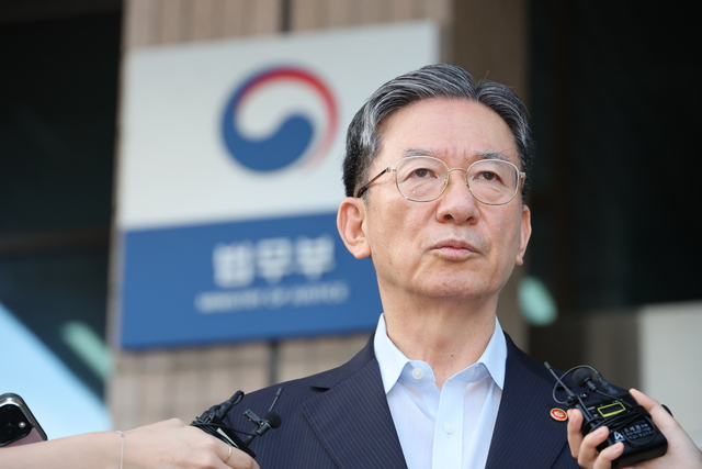 정성호 법무부 장관이 18일 과천 법무부 청사를 나서며 기자의 질문에 답하고 있다.   [연합뉴스]