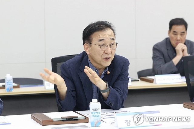 김윤덕 국토교통부 장관이 14일 전북 부안군 ‘수소도시 조성사업’ 현장에서 열린 실무진과의 간담회에서 발언하고 있다. 국토부 제공. 연합뉴스
