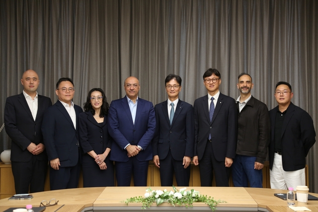 신한투자증권 노현빈(왼쪽부터) AX기획부 부서장, 한일현 AX본부장, 구글클라우드 루스 선 한국지사장, 카란 바좌 아태지역 총괄, 신한투자증권 이선훈 대표, 이재성 경영지원그룹장, 구글클라우드 모에 압둘라 아태지역 커스터머엔지니어링부문 부사장, 우영진 한국 엔터프라이즈 세일즈 매니저가 지난달 27일 서울 여의도 신한투자증권 본사에서 만나 금융 에이전트 생태계 조성 및 AI 거버넌스·보안 강화를 위한 장기적 협업 방안을 논의하고 기념촬영하고 있다. 구글클라우드 제공