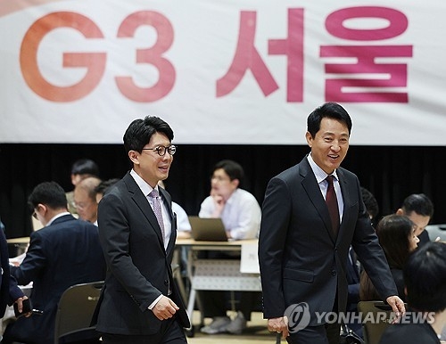 지난 6월 29일 서울시청에서 열린 ‘G3 서울 기획위원회’ 발대식에 김병민(왼쪽) 공동위원장과 오세훈 서울시장이 입장하는 모습. [연합뉴스]