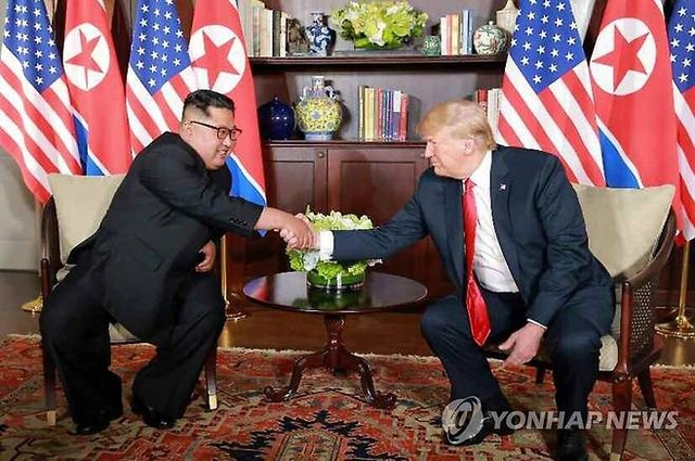 2018년 싱가포르 회담에서 김정은 북한 국무위원장(왼쪽)과 도널드 트럼프 미국 대통령이 악수하고 있다. 연합뉴스
