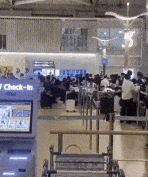 인천공항 출국장 체크인 카운터에서 발생한 중국인 보따리상 등의 새치기. [온라인 커뮤니티 캡처]