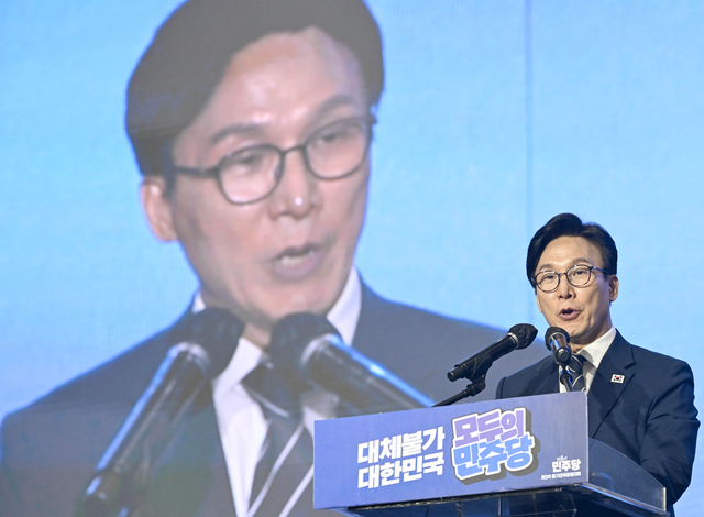 김민석 더불어민주당 신임 당대표가 17일 대전 컨벤션센터에서 열린 제3회 더불어민주당 정기 전국당원대회에서 당대표로 선출된 뒤 수락연설을 하고 있다. [연합뉴스]