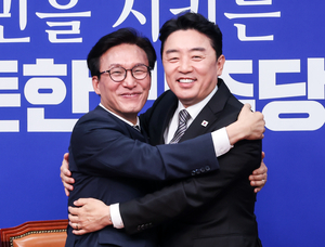 ‘포옹’으로 시작한 당청 원팀… 여전히 남아 있는 ‘석청대전’의 불씨