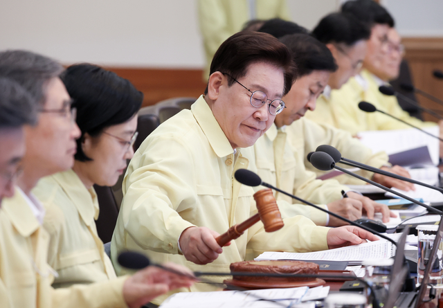 이재명 대통령이 18일 청와대에서 제1회 을지국무회의 개회 선언을 하고 있다. [청와대통신사진기자단]