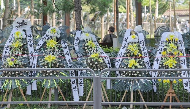 18일 서울 용산어린이정원 입구 부근에 주택공급 반대 조화가 놓여 있다. [연합뉴스]