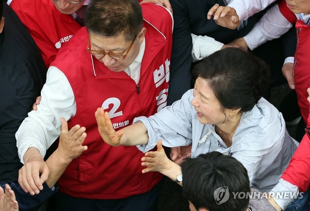 박근혜 전 대통령이 지난 5월 27일 오후 부산 기장군 기장시장을 찾아 국민의힘 박형준 부산시장 후보와 박민식 북갑 보궐선거 후보와 함께 시민들과 인사하고 있다. 연합뉴스