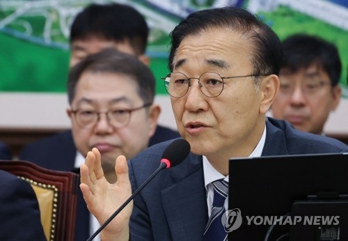 김윤덕 국토부 장관이 19일 열린 국토교통위원회 전체회의에서 용산공원을 활용한 주택 공급 정책과 관련한 질의에 답변하고 있다. [연합뉴스]