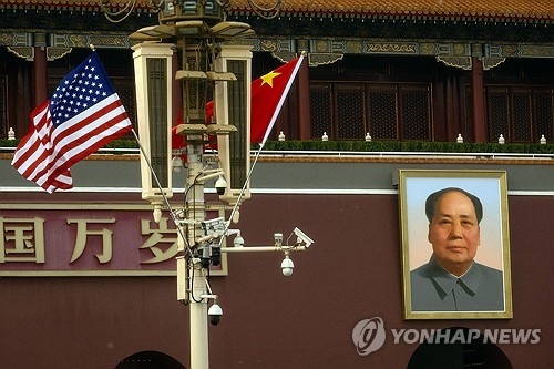 베이징 거리에 걸린 성조기와 중국 국기. EPA 연합뉴스