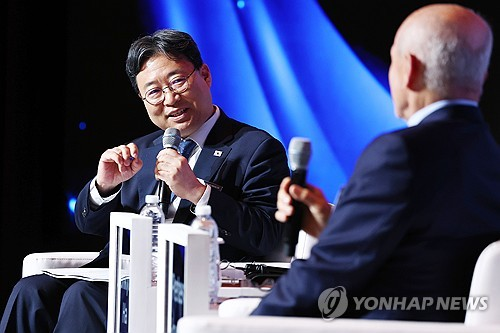 하준경 대통령비서실 경제성장수석이 지난 5월 15일 서울 중구 웨스틴 조선 호텔에서 ‘성장추세 반전을 위한 경제 패러다임 전환’을 주제로 열린 콘퍼런스에서 노벨경제학상 수상자인 피터 하윗 미국 브라운대 명예교수와 대담하고 있다. [연합뉴스]