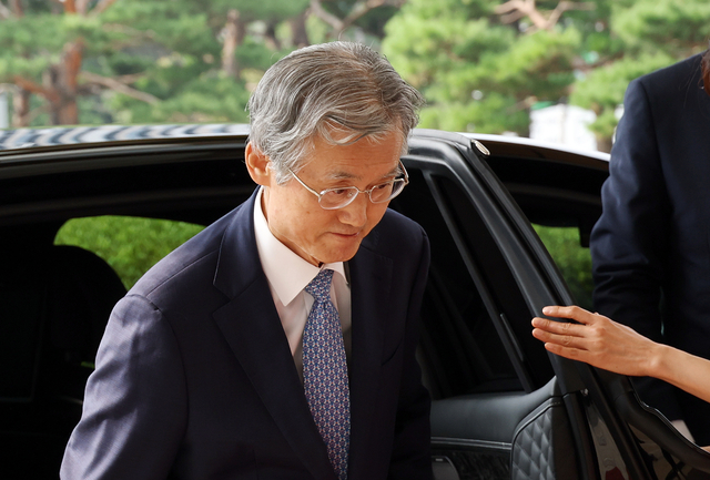 조희대 대법원장이 19일 서울 서초구 대법원으로 출근하고 있다.   [연합뉴스]