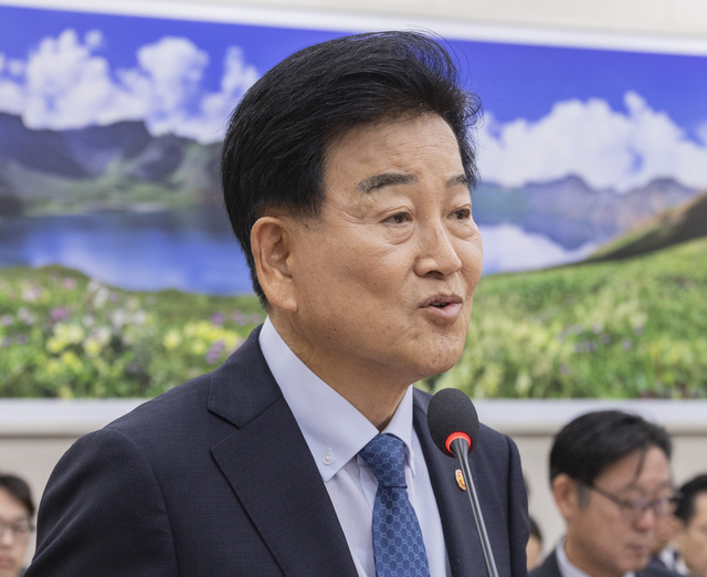 정동영 통일부 장관이 19일 국회에서 열린 외교통일위원회 전체 회의에 출석해 업무 보고를 하고 있다.   [연합뉴스]