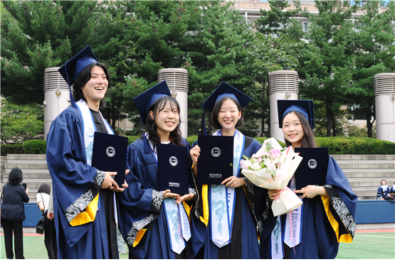 19일 국민대 후기 학위수여식에 참석한 졸업생들이 밝게 웃으며 기념촬영을 하고 있다. 국민대 제공