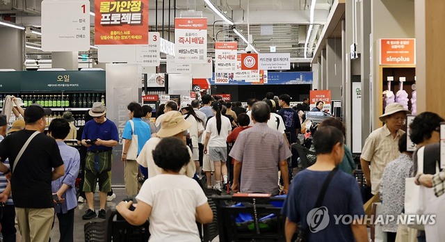 홈플러스가 재개장한 첫날인 지난 13일 대전 유성점이 시민들로 북적이고 있다. [연합뉴스]