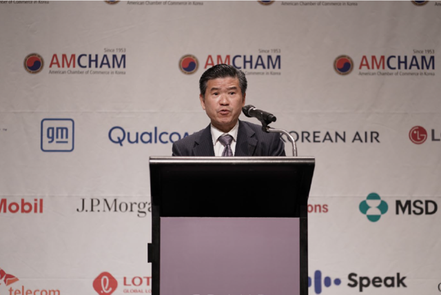 제임스 김 주한미국상공회의소(암참) 회장 겸 대표이사가 19일 서울 용산구 그랜드 하얏트 서울 호텔에서 구윤철 부총리 겸 재정경제부 장관을 초청해 가진 특별 오찬 간담회에서 발언을 하고 있다. 암참 제공