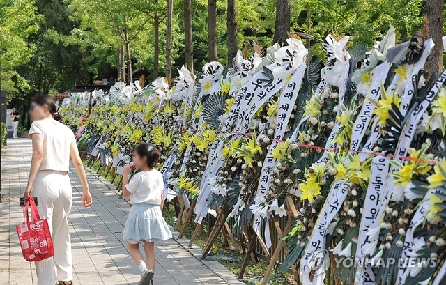 18일 서울 용산어린이정원 입구 부근에 주택공급 반대 조화가 놓여 있다. 용산공원 부지 내 주택공급과 관련해 정부와 서울시의 이견이 계속되는 가운데 김윤덕 국토교통부 장관과 오세훈 서울시장은 20일 면담 자리를 가질 것으로 알려졌다. 연합뉴스