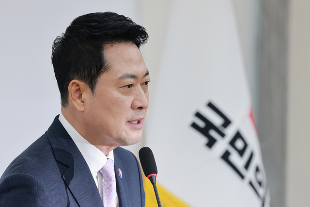 장동혁 국민의힘 대표가 지난달 29일 국회에서 전날 ‘현직 대통령 연임 개헌은 국민 선택의 문제’라고 한 조정식 국회의장의 발언, 선관위 특검 등 현안과 관련해 기자회견하고 있다. 연합뉴스