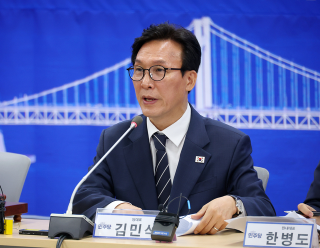 김민석 더불어민주당 신임 당대표가 19일 부산 동구 더불어민주당 부산시당에서 열린 부산 최고위원회에서 발언하고 있다. [연합뉴스]